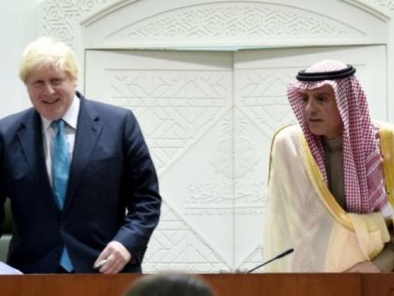 وزير الخارجية السعودي عادل الجبير مع نظيره البريطاني بوريس جونسون في الرياض